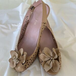 Taryn Rose Beige Floral design leather shoes, size 8
